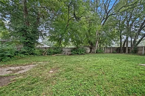 Exterior - 2425 S Lees Summit Rd, Independence, MO 64055 photo 3 of 4
