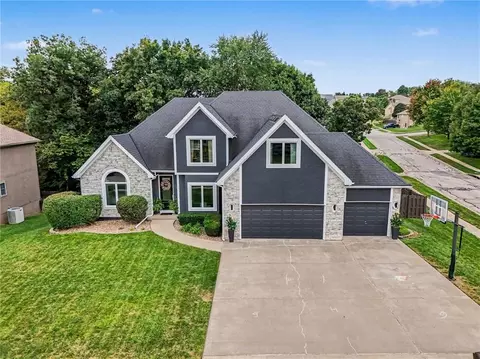 201 Surrey Ct, Smithville, MO 64089