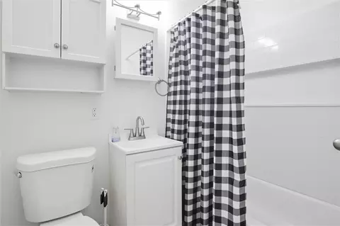 Bath - 12007 E 48th St S, Independence, MO 64055 photo 2 of 3
