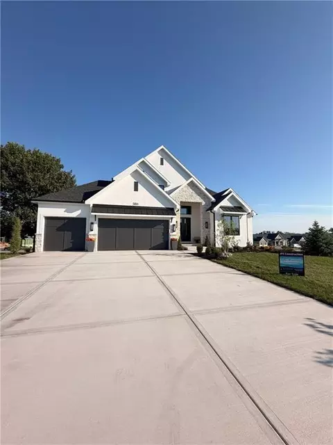 586 S Shore Dr, Lake Winnebago, MO 64034