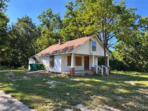 2940 Loring Ln, Bonner Springs, KS 66012