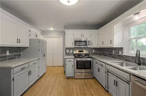 Kitchen - 8533 Hall St, Lenexa, KS 66216 photo 4 of 5