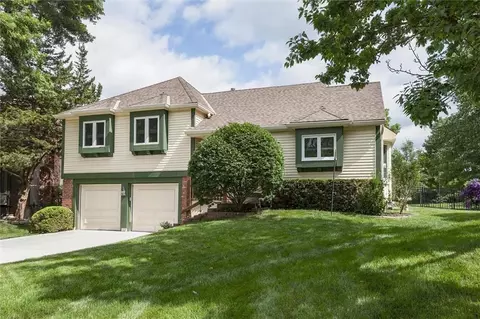 8001 Cottonwood St, Lenexa, KS 66215