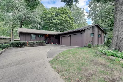 5916 W 78th St, Prairie Village, KS 66208