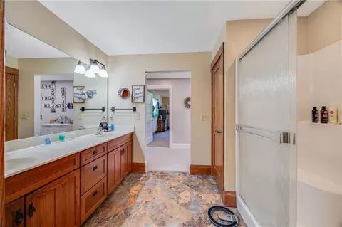 Bath - 2323 S Crenshaw Rd, Independence, MO 64057 photo 3 of 4