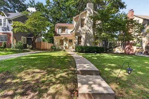 6848 Edgevale Rd, Kansas City, MO 64113