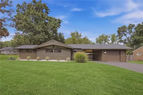 7725 Lamar Ave, Prairie Village, KS 66208