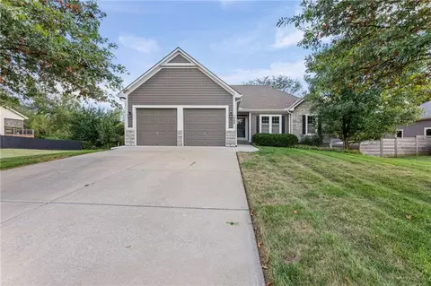 1005 Hidden Meadows Dr, Paola, KS 66071