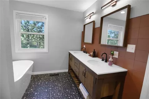 Bath - 588 21500 Rd, Cherryvale, KS 67335 photo 1 of 4