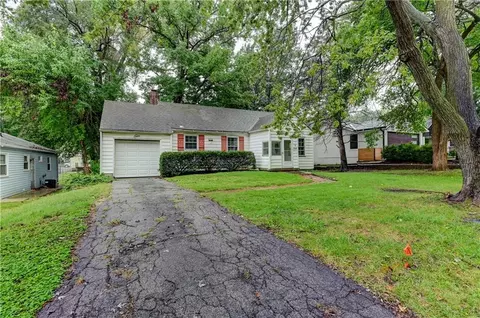 2305 W 73rd St, Prairie Village, KS 66208