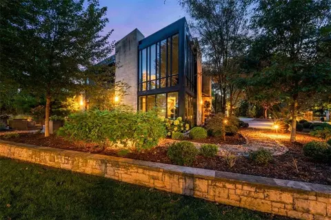 815 W 52nd St, Kansas City, MO 64112