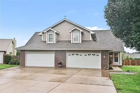 513 Cape Cod Ct, Smithville, MO 64089