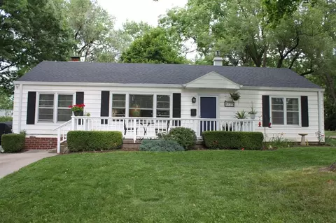 8225 Jarboe St, Kansas City, MO 64114