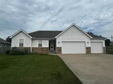 313 S Whilshire Dr, Tonganoxie, KS 66086