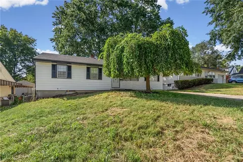 Exterior - 3916 S Spring St, Independence, MO 64055 photo 2 of 7