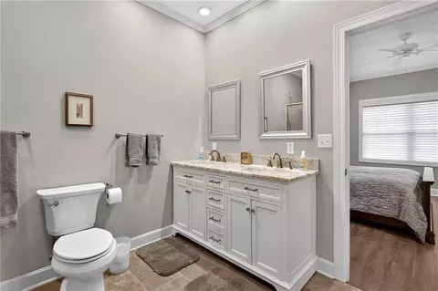 Bath - 623 Carriage Ct, Nevada, MO 64772 photo 3 of 4