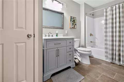 Bath - 623 Carriage Ct, Nevada, MO 64772 photo 4 of 4
