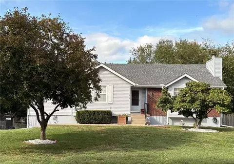 816 SE 16th St, Oak Grove, MO 64075