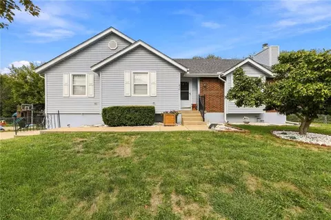 816 SE 16th St, Oak Grove, MO 64075