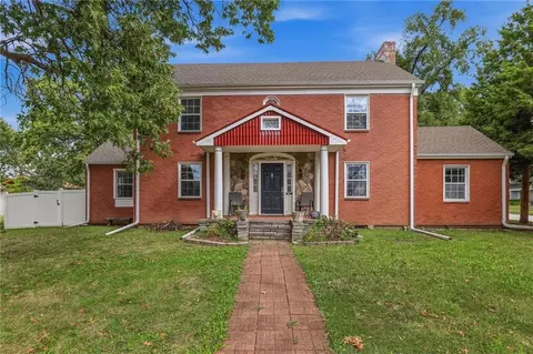 908 E Pearl St, Harrisonville, MO 64701