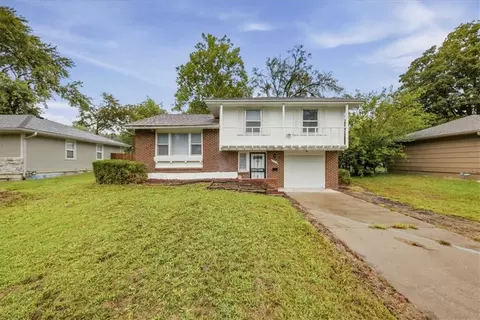 8416 E 92nd Pl, Kansas City, MO 64138