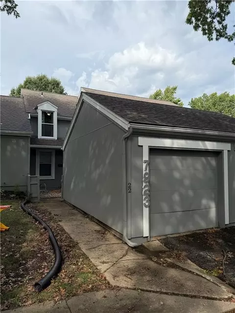 7923 Colony Ln, Lenexa, KS 66215