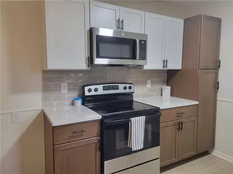 Kitchen - 9336 E 25th Ter S, Independence, MO 64052 photo 4 of 5