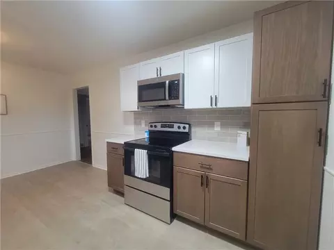 Kitchen - 9336 E 25th Ter S, Independence, MO 64052 photo 3 of 5
