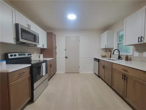 Kitchen - 9336 E 25th Ter S, Independence, MO 64052 photo 5 of 5
