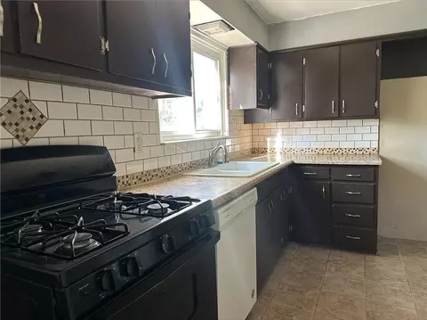 10401 E 69th St, Raytown, MO 64133 photo 2