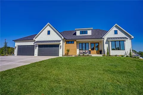 590 S Shore Dr, Lake Winnebago, MO 64034