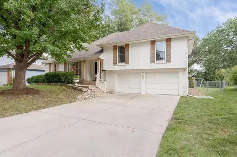 9809 Winslow Pl, Kansas City, MO 64131