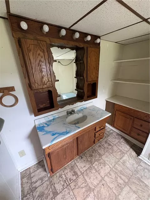 Bath - 625 Kelsey Ave, Cameron, MO 64429 photo 2 of 2