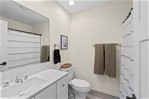 Bath - 613 E Ford St, Cameron, MO 64429 photo 2 of 2