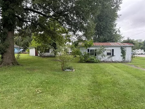 813 Elm St, Henrietta, MO 64036