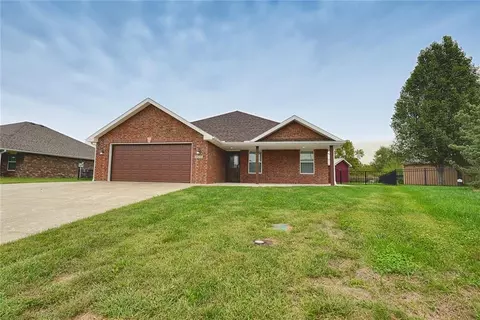 1614 NW Creekland Dr, Grain Valley, MO 64029