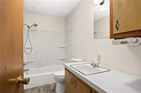 Bath - 1401 N Howenstien Ave, Cameron, MO 64429 photo 2 of 3