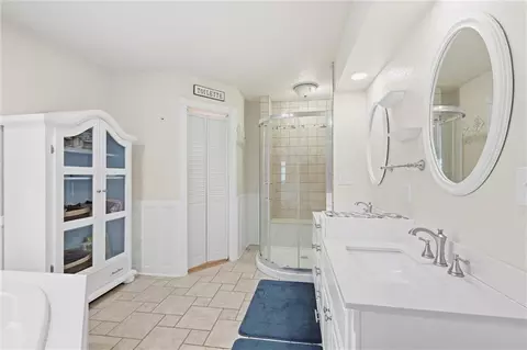 Bath - 416 SE Brownfield Dr, Lees Summit, MO 64063 photo 2 of 4