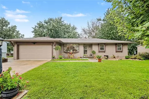 18 Northridge Dr, Saint Joseph, MO 64506