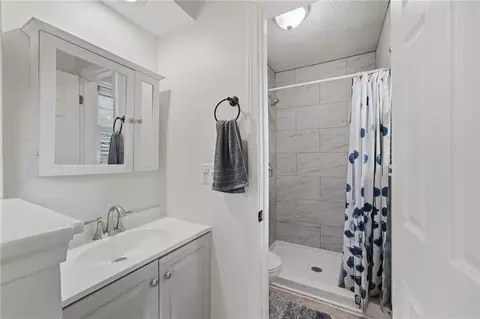 Bath - 3502 NW Lake Dr, Lees Summit, MO 64064 photo 2 of 4