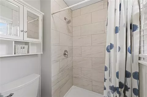 Bath - 3502 NW Lake Dr, Lees Summit, MO 64064 photo 3 of 4