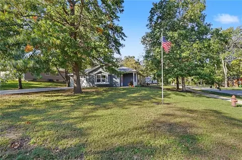 1100 Fremont St, Baldwin City, KS 66006