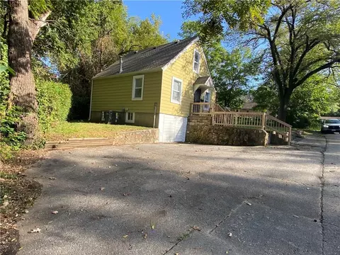 Exterior - 1229 S Crisp St, Independence, MO 64052 photo 2 of 3