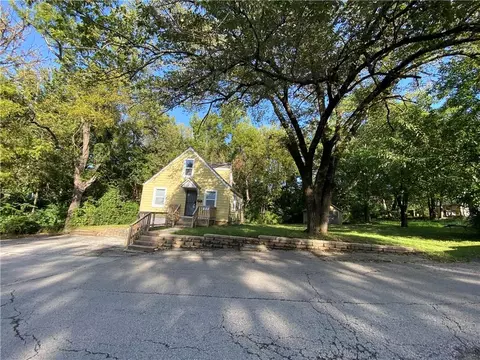 Exterior - 1229 S Crisp St, Independence, MO 64052 photo 1 of 3