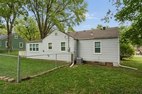 Exterior - 2 Eavey Cir, Harrisonville, MO 64701 photo 6 of 12
