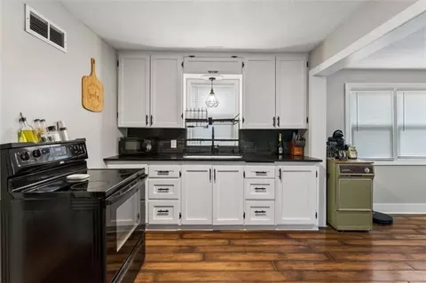 Kitchen - 2 Eavey Cir, Harrisonville, MO 64701 photo 2 of 5