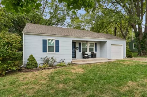Exterior - 2 Eavey Cir, Harrisonville, MO 64701 photo 2 of 12