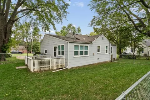 Exterior - 2 Eavey Cir, Harrisonville, MO 64701 photo 5 of 12