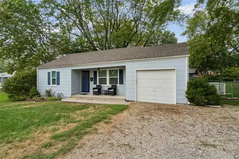 Exterior - 2 Eavey Cir, Harrisonville, MO 64701 photo 3 of 12