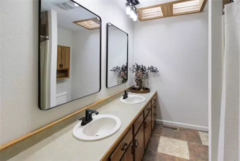Bath - 1104 Meadow Rd, Cherryvale, KS 67335 photo 3 of 5